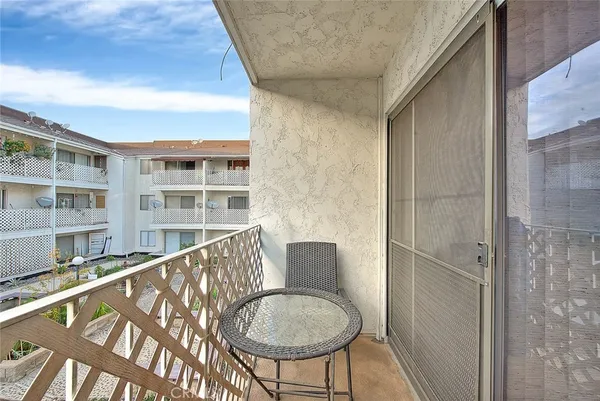 $1,900 | 3565 Linden Avenue, Unit 226, Long Beach, CA 90807