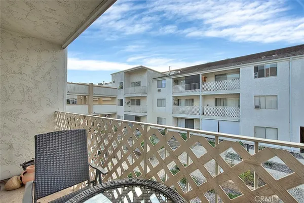 $1,900 | 3565 Linden Avenue, Unit 226, Long Beach, CA 90807