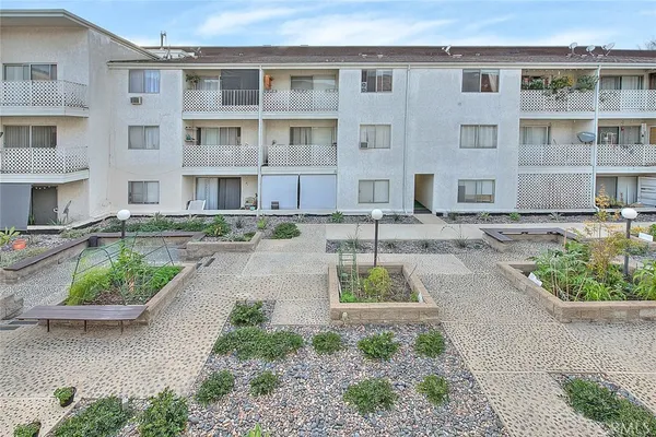 $1,900 | 3565 Linden Avenue, Unit 226, Long Beach, CA 90807
