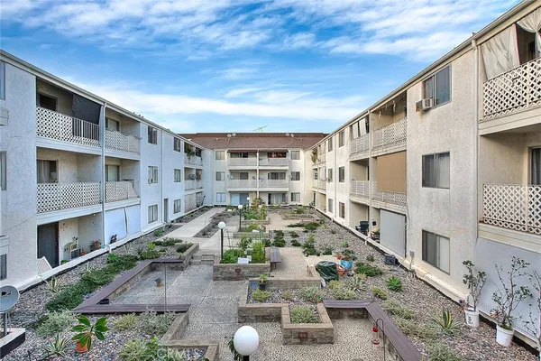 $1,900 | 3565 Linden Avenue, Unit 226, Long Beach, CA 90807