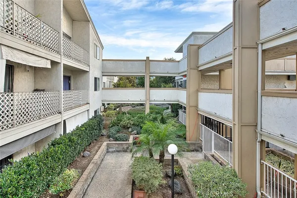 $1,900 | 3565 Linden Avenue, Unit 226, Long Beach, CA 90807