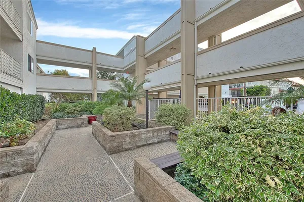 $1,900 | 3565 Linden Avenue, Unit 226, Long Beach, CA 90807