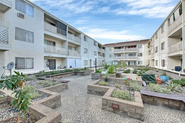 $1,900 | 3565 Linden Avenue, Unit 226, Long Beach, CA 90807