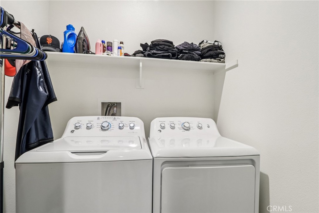 45643 Sancroft Avenue Lancaster, CA 93535 - Photo 15 of 18 a utility room with dryer and washer
