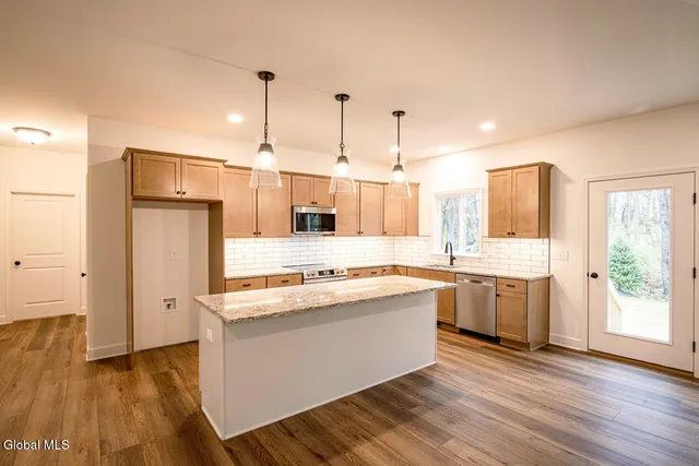 $714,900 | 4 Farmington Court, Glenmont, NY 12077