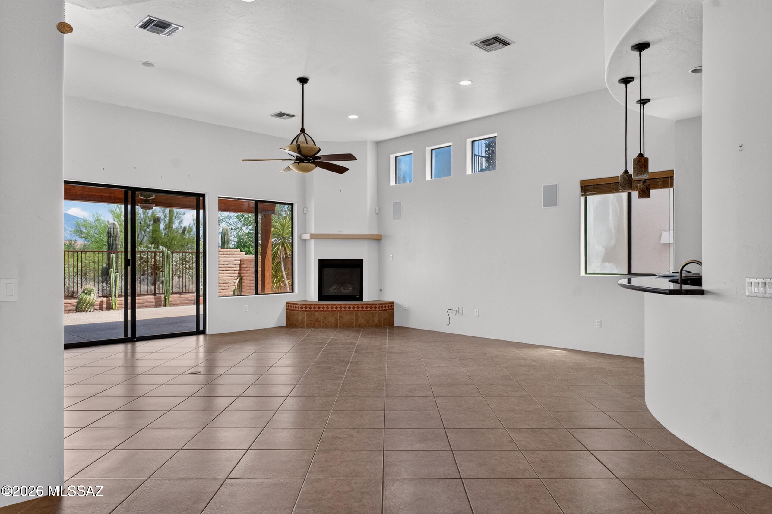 11370 North Moon Ranch Place Marana, AZ 85658 - Photo 9 of 42 Great Room