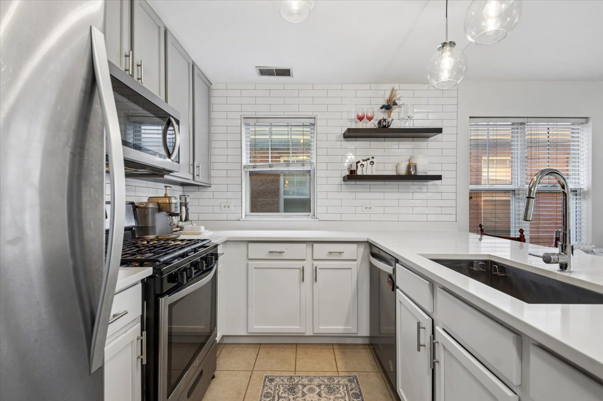 667 West Division Street, Unit 3C Chicago, IL 60610 - Photo 3 of 23