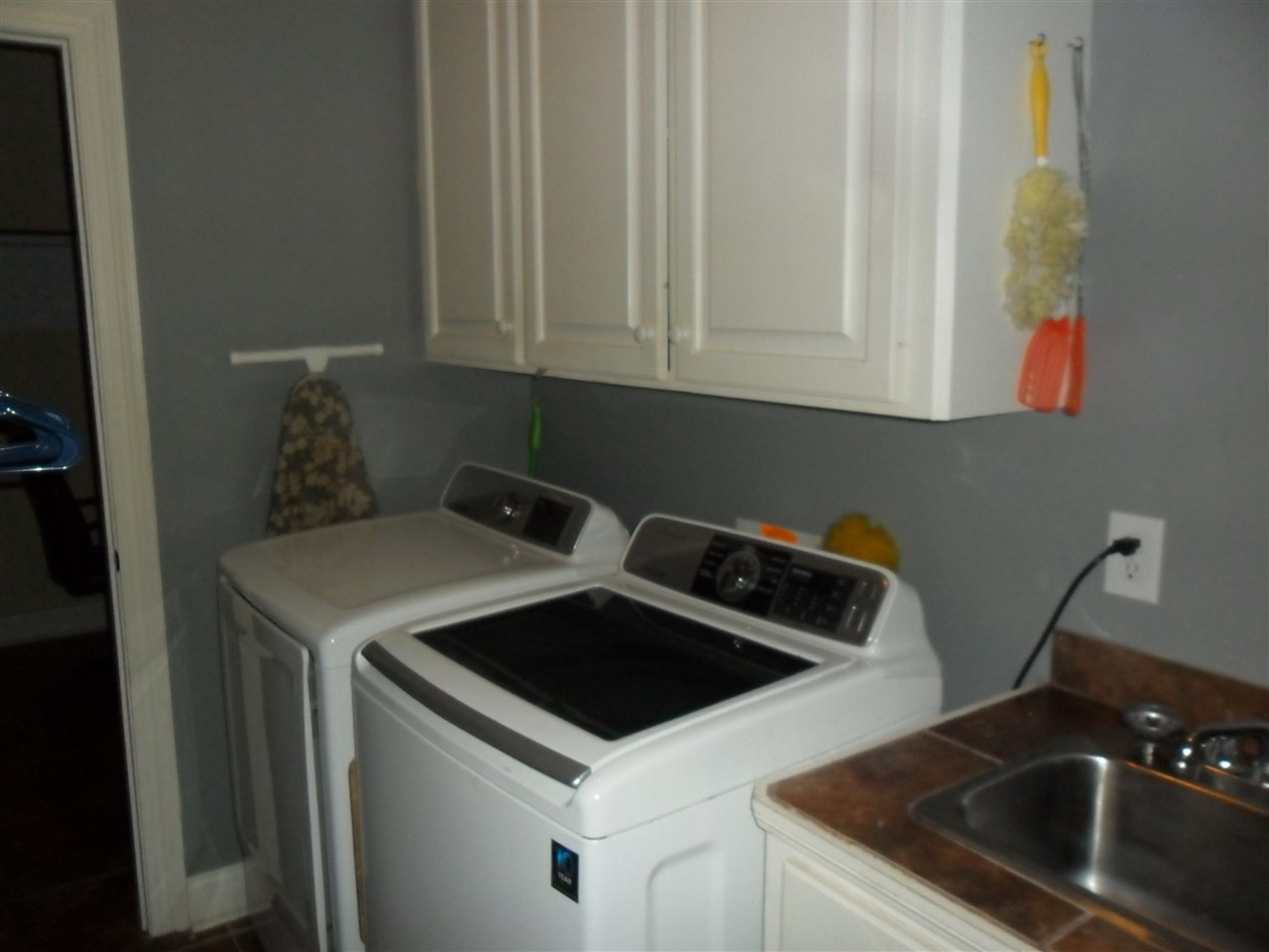 179 Hill Road Canton, MS 39046 - Photo 24 of 50 Laundry room with sink