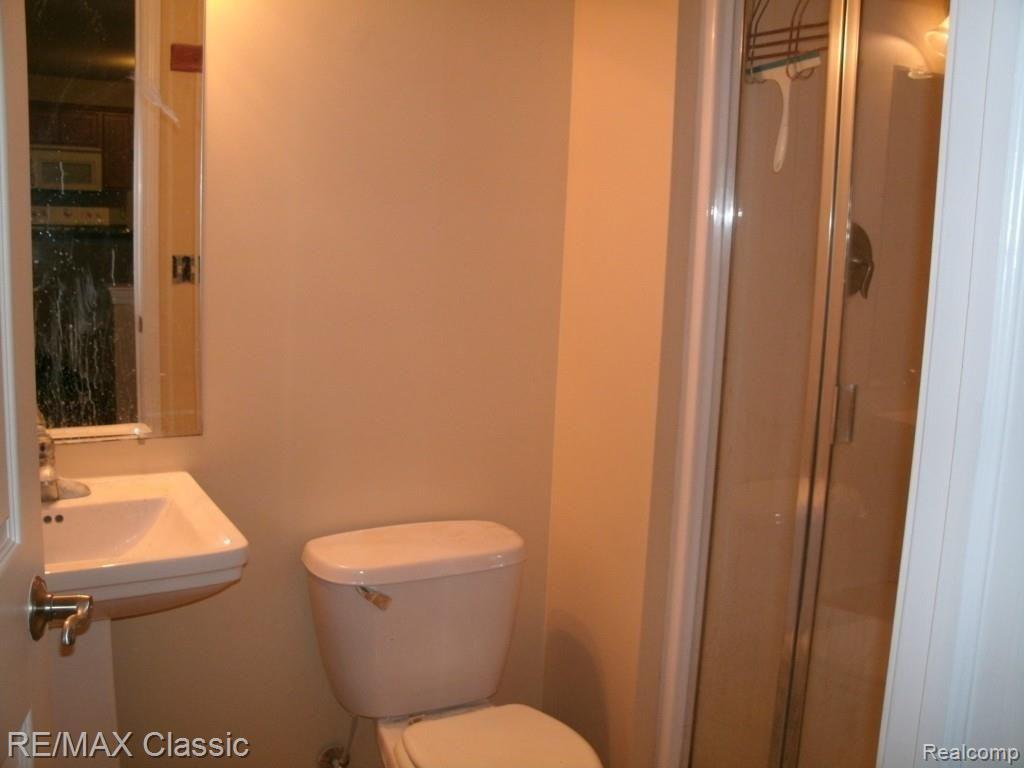 5830 Hatchery Road Waterford, MI 48329 - Photo 12 of 18 2ND FULL BATH