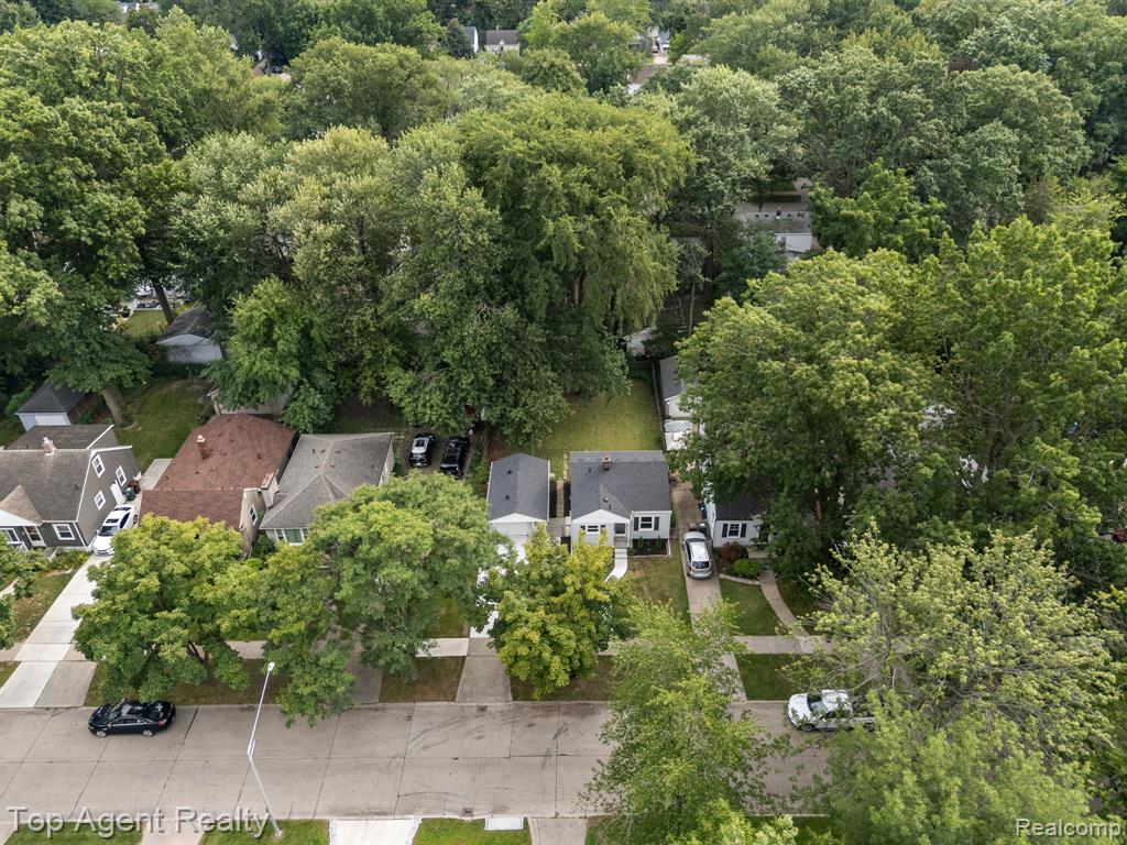 2169 Roslyn Road Grosse Pointe Woods, MI 48236 - Photo 37 of 43