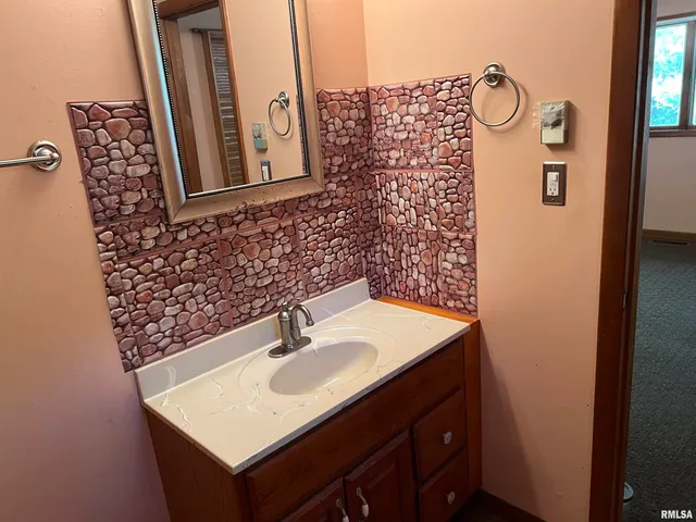 $200,000 | 1940 Midway Road, Murrayville, IL 62668