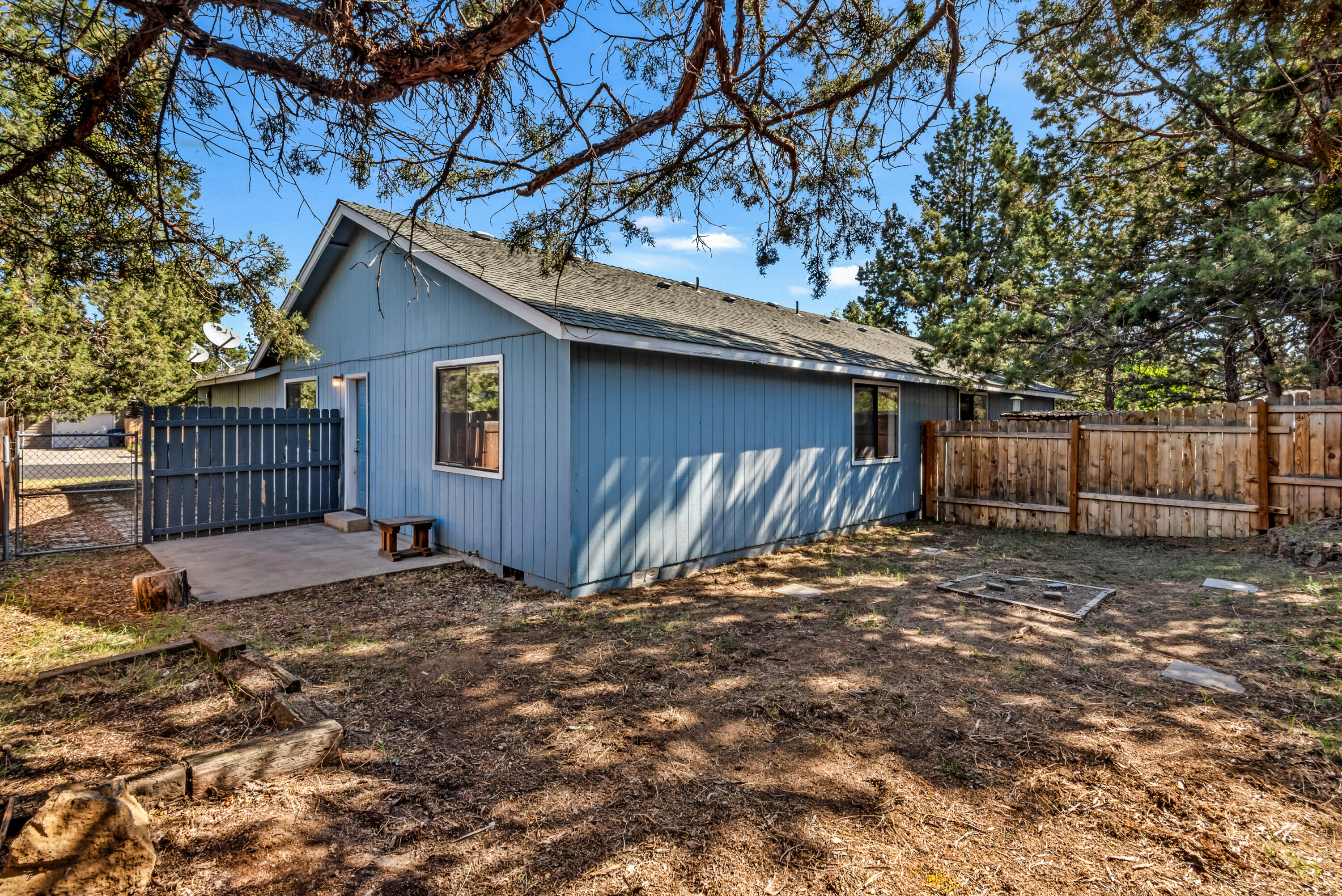 1916 Northeast Wichita Way Bend, OR 97701 - Photo 19 of 38 a backyard of a house