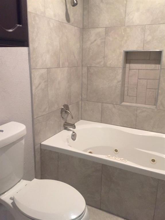 3305 Spaniel Drive Austin, TX 78759 - Photo 7 of 20 Indulge in relaxation with this bath featuring a built-in jetted tub and a convenient tiled shower niche.