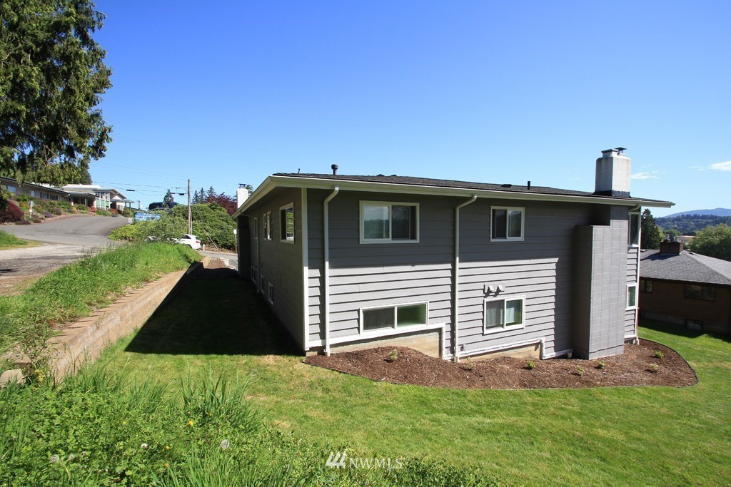 81 Southwest 2nd Street Renton, WA 98057 - Photo 3 of 22 a front view of a house with a yard