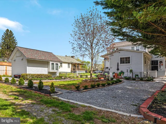 a view of a house with backyard
