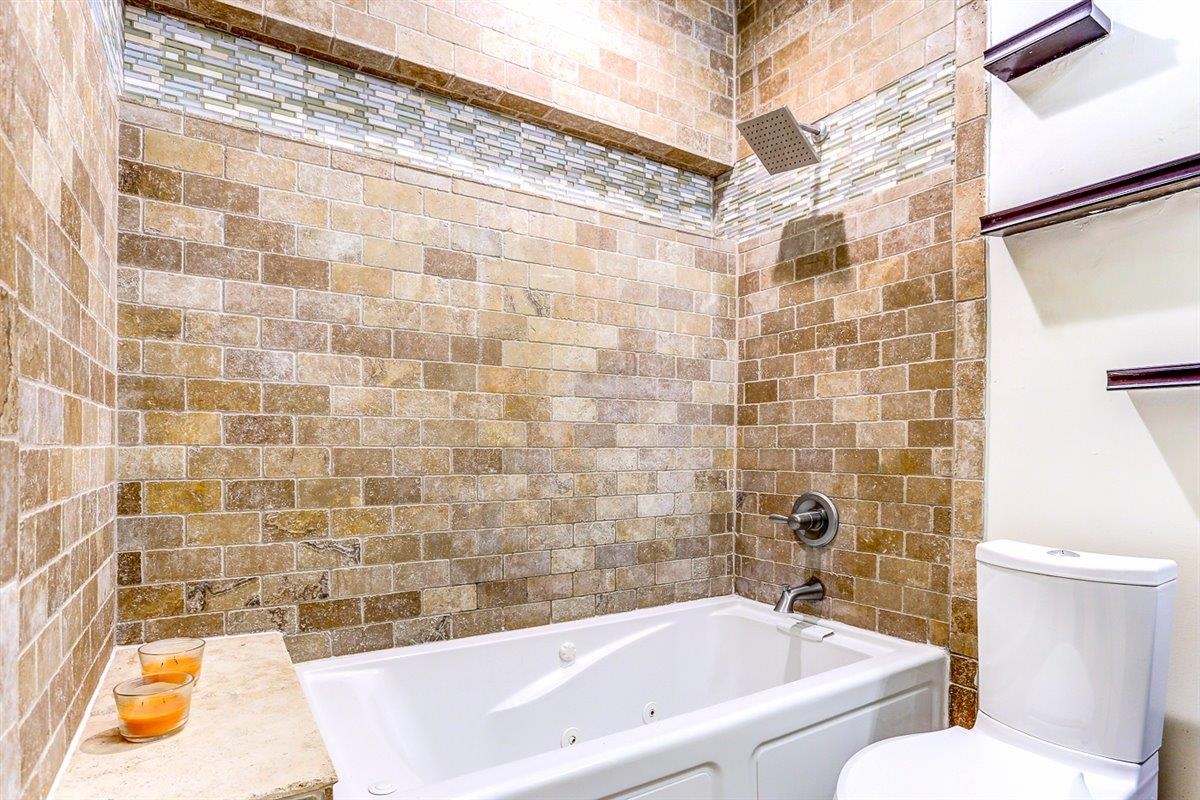 989 Bruce Street Memphis, TN 38104 - Photo 20 of 40 Full bathroom featuring a combined bath / shower with jetted tub and toilet