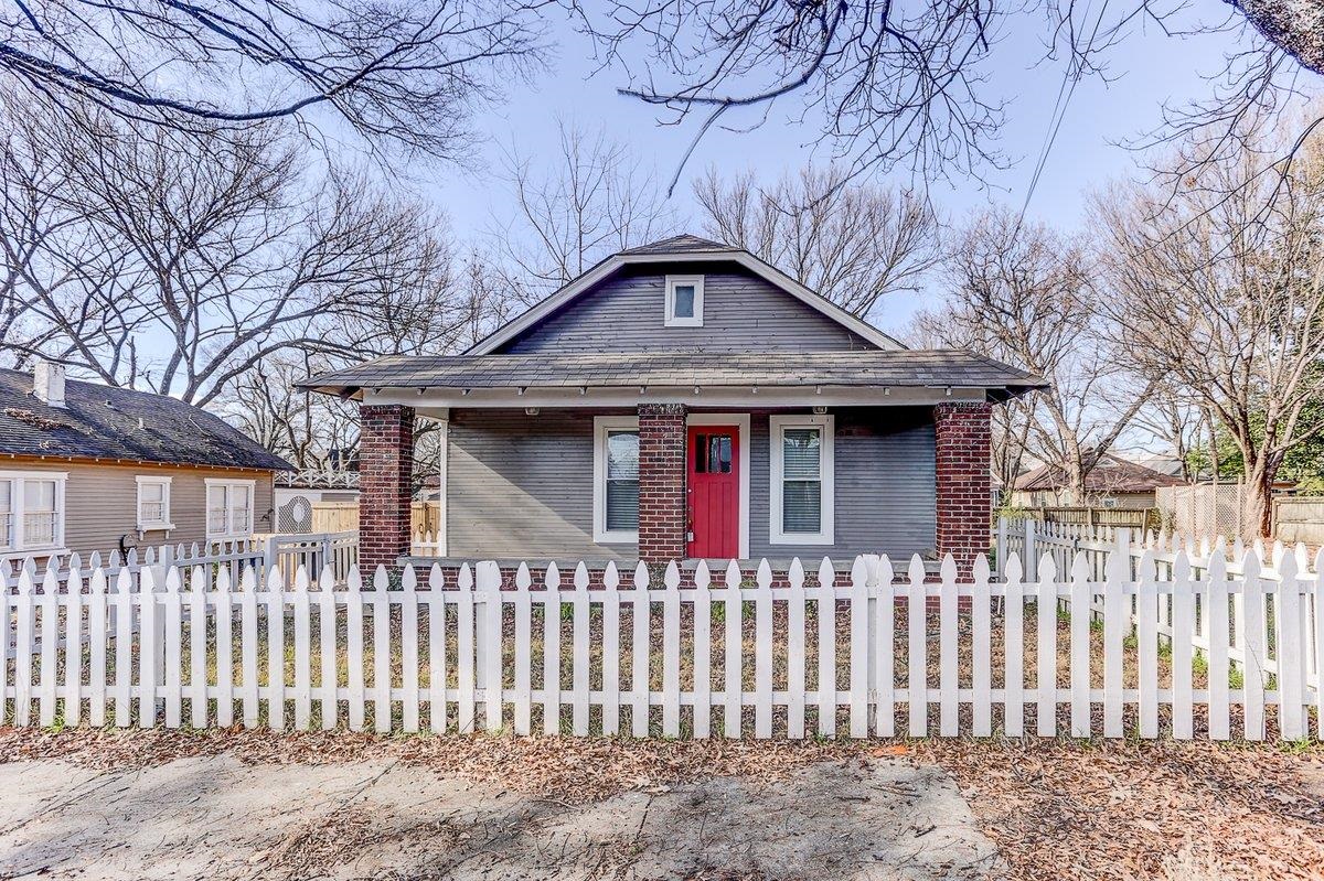 989 Bruce Street Memphis, TN 38104 - Photo 39 of 40 a front view of a house with a small yard