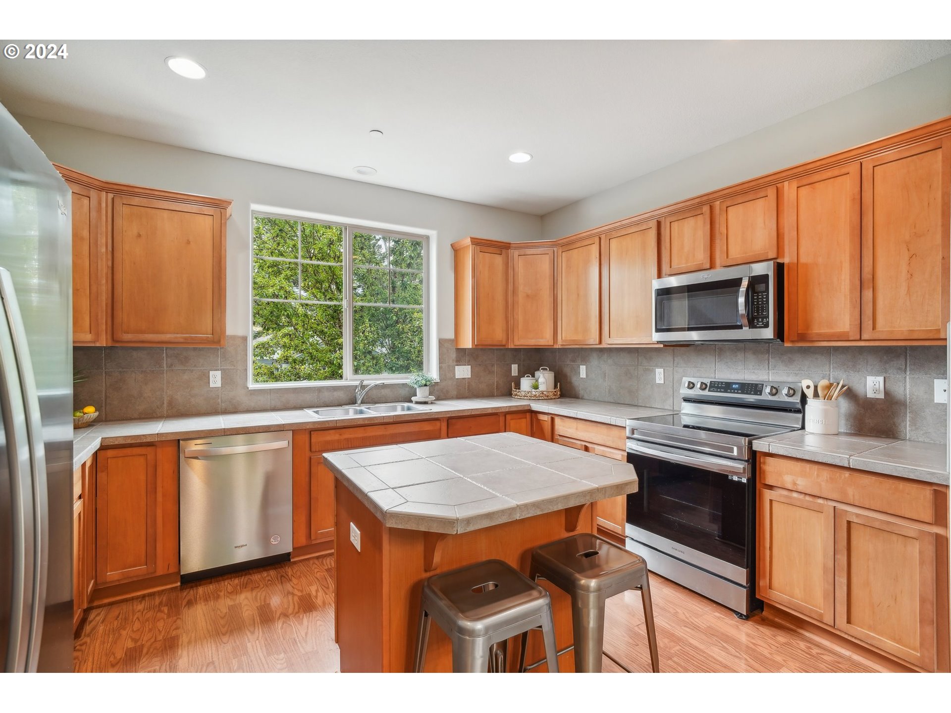 15528 Southwest Stone Ridge Circle Beaverton, OR 97007 - Photo 12 of 38 Gallery Image 12