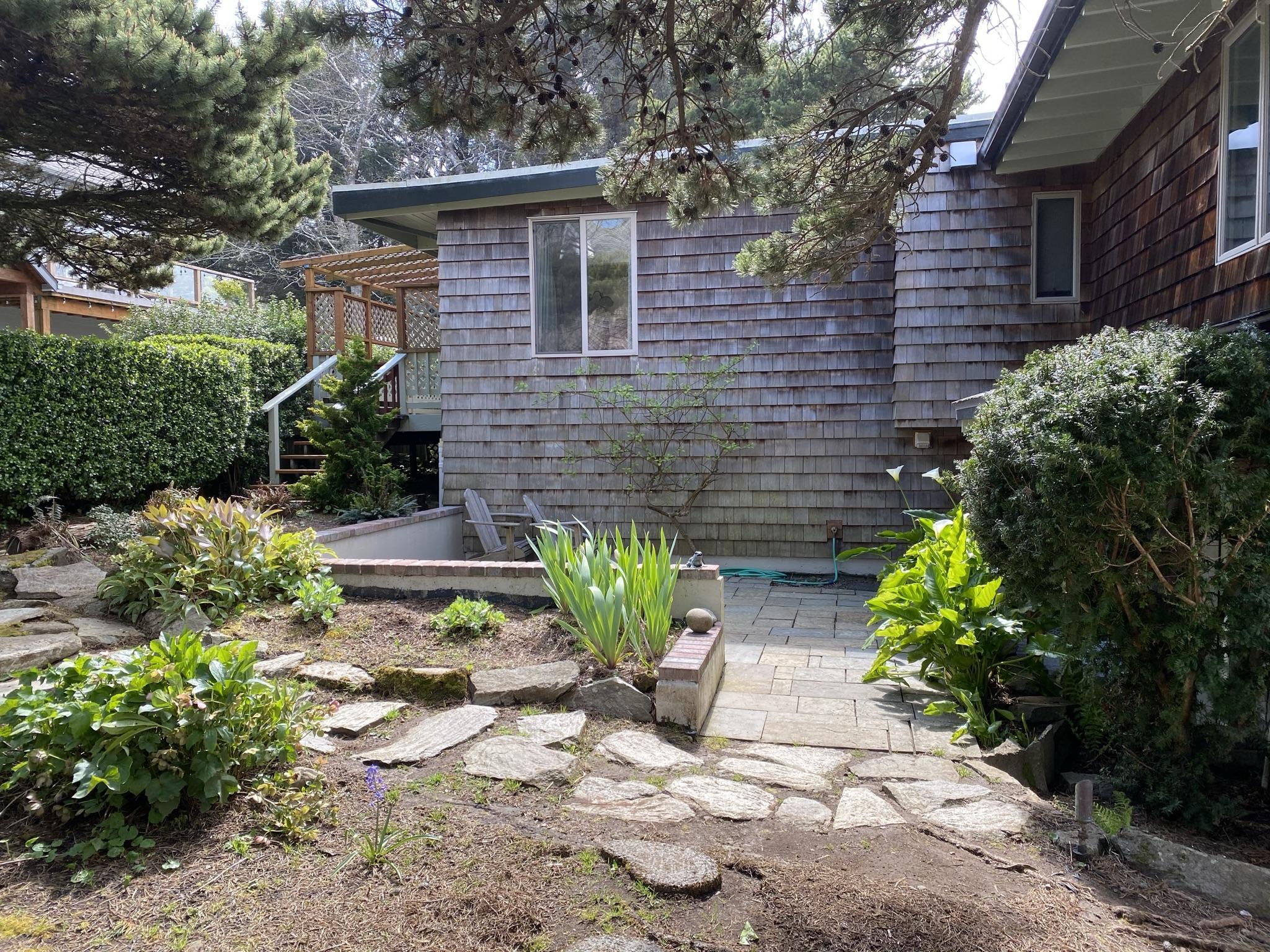 17 Shell Street Yachats, OR 97498 - Photo 27 of 63 Back yard