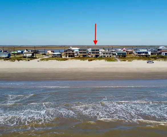 a view of a parking area