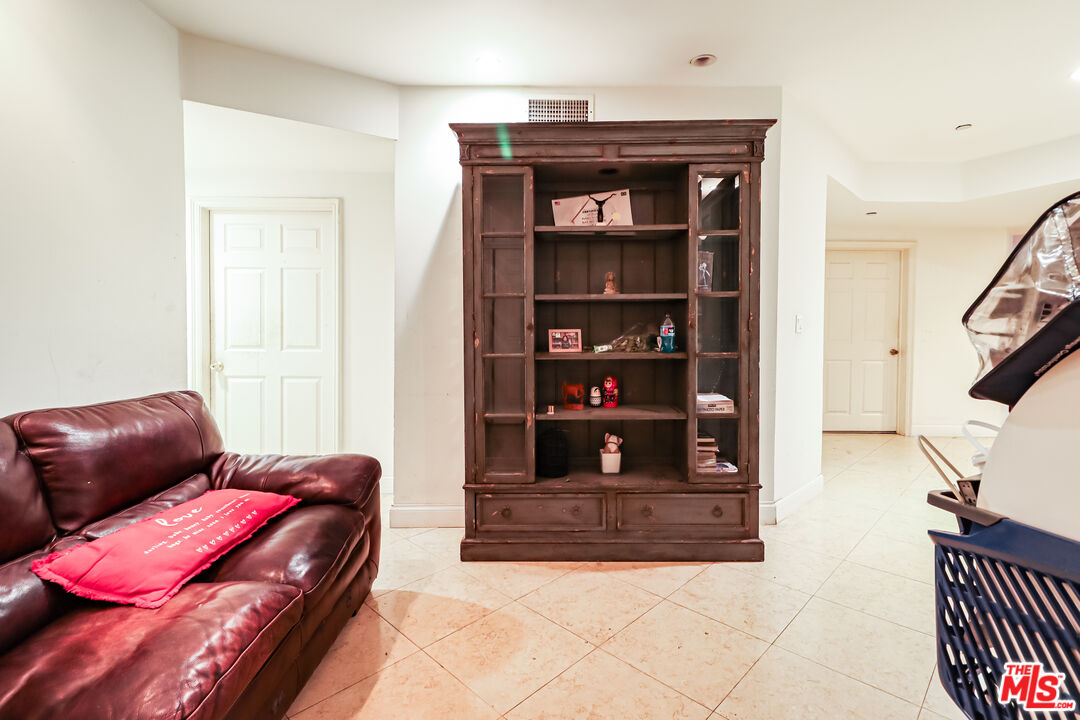 4310 Cahuenga Boulevard, Unit 103 Toluca Lake, CA 91602 - Photo 13 of 32