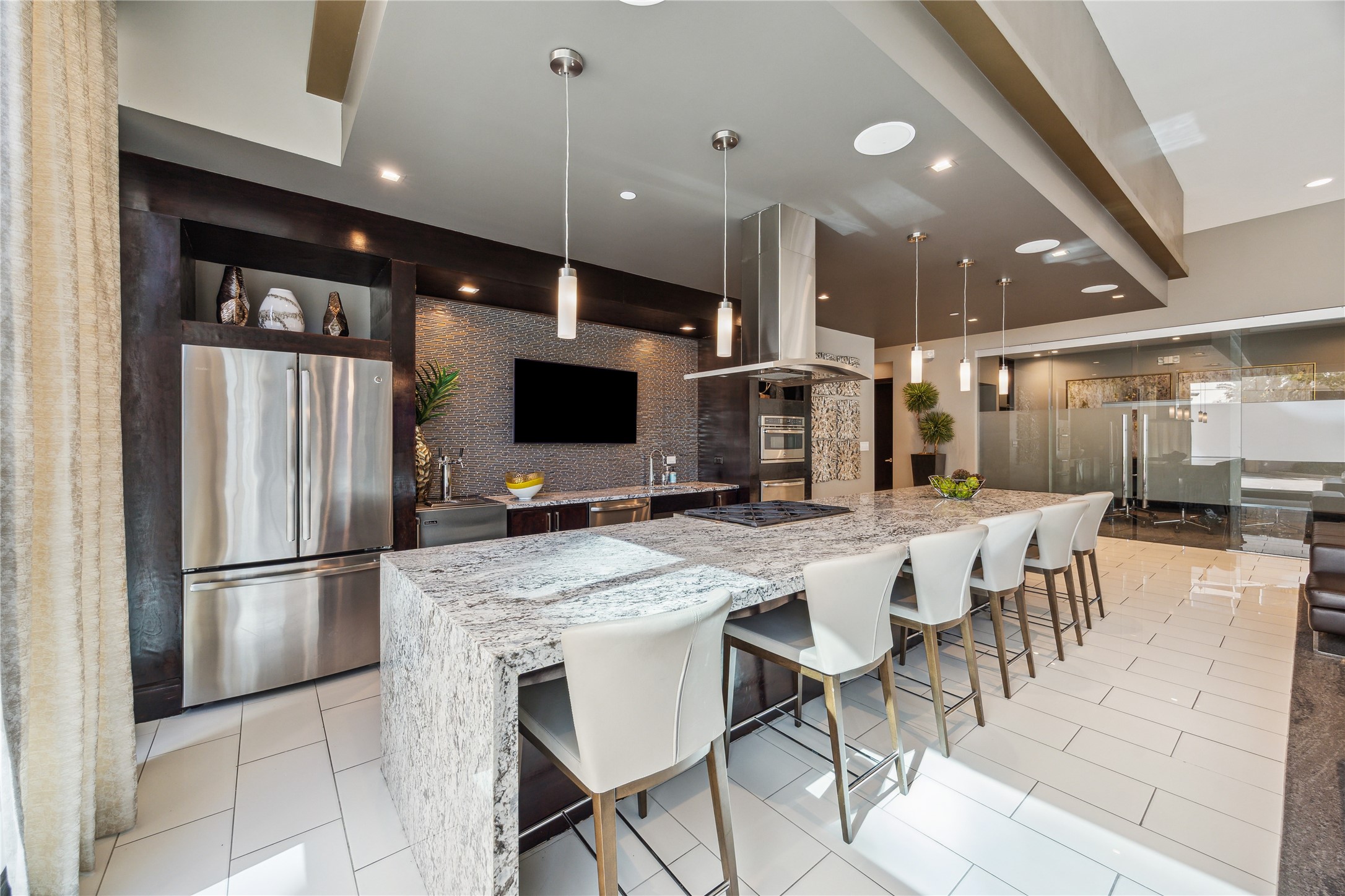 9870 Gaylord Drive, Unit 518 Houston, TX 77024 - Photo 26 of 34 a kitchen with a table and chairs in it