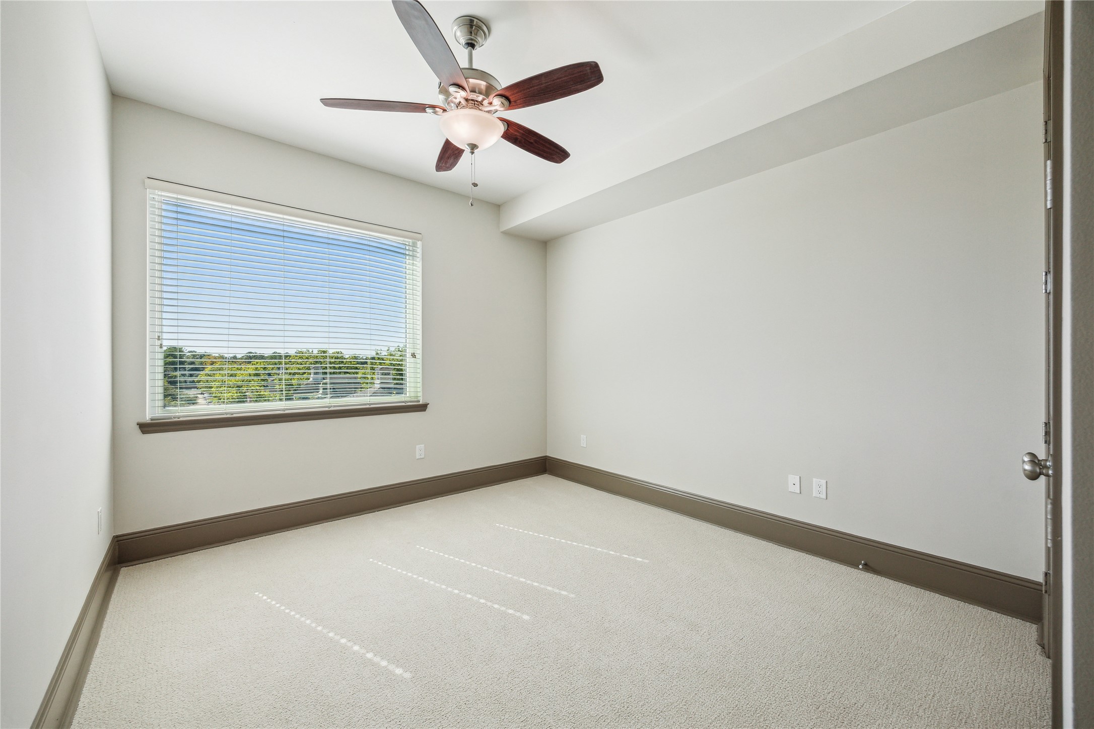 9870 Gaylord Drive, Unit 518 Houston, TX 77024 - Photo 9 of 34 an empty room with a window and a ceiling fan