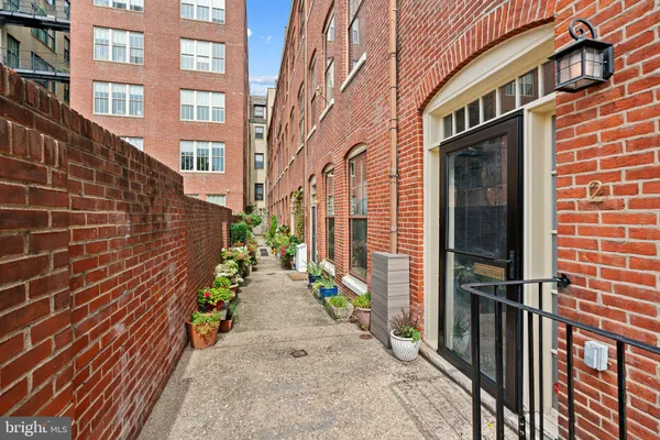 $950,000 | 2 Willings Alley, Philadelphia, PA 19106
