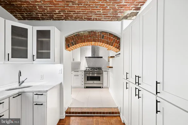 $950,000 | 2 Willings Alley, Philadelphia, PA 19106