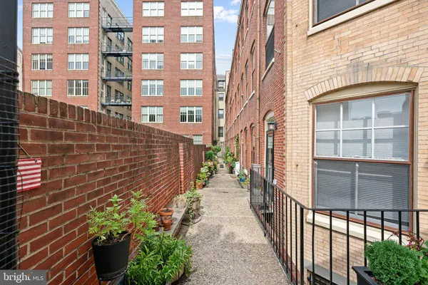 $950,000 | 2 Willings Alley, Philadelphia, PA 19106
