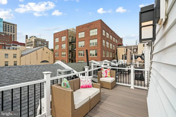 $950,000 | 2 Willings Alley, Philadelphia, PA 19106