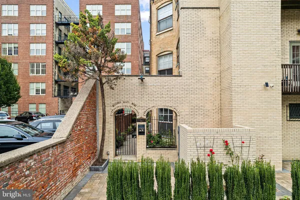 $950,000 | 2 Willings Alley, Philadelphia, PA 19106