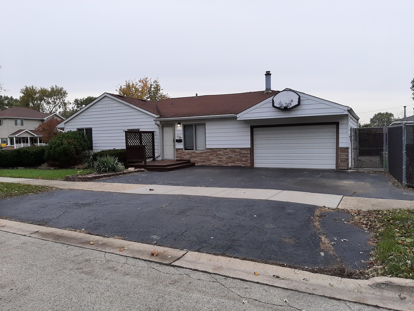 10759 Oak Avenue Chicago Ridge, IL 60415 - Photo 11 of 19 a front view of a house with garden