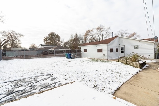 10759 Oak Avenue Chicago Ridge, IL 60415 - Photo 18 of 19 a view of a terrace with snow on the road