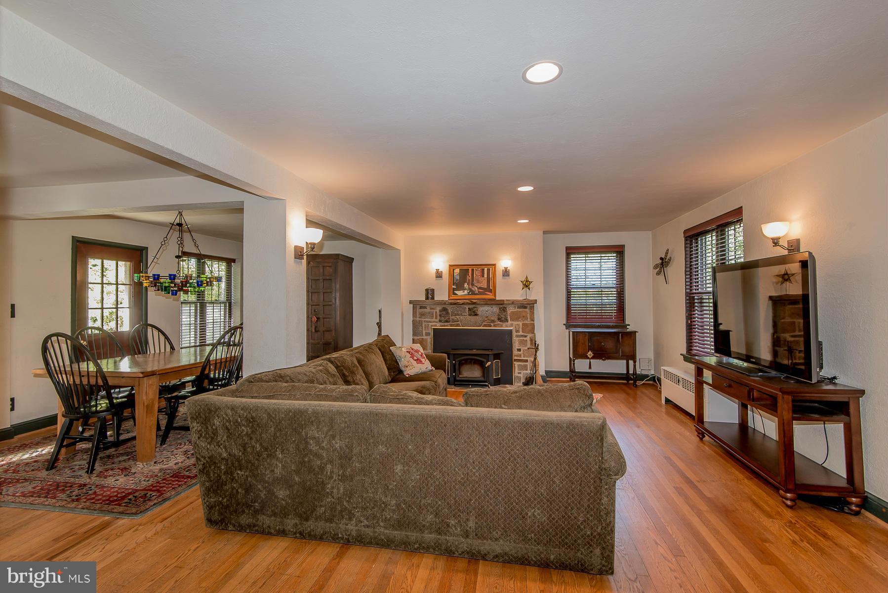 4434 Columbia Road Ellicott City, MD 21042 - Photo 10 of 30 Living Room