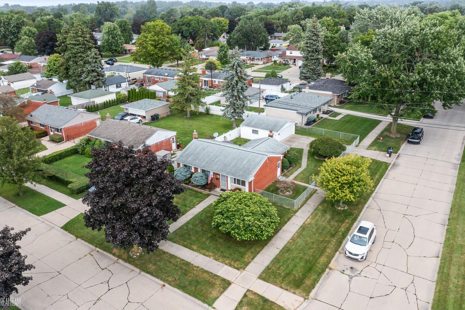 40518 Pickett Ridge Road Sterling Heights, MI 48313 - Photo 2 of 26 50150579-c13b0e79-80a6-4d13-bd7d-1b359e7c0cf6.JPG
