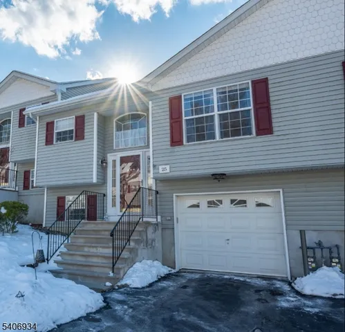 $369,999 | 25 Oak Point Drive, Hamburg, NJ 07419