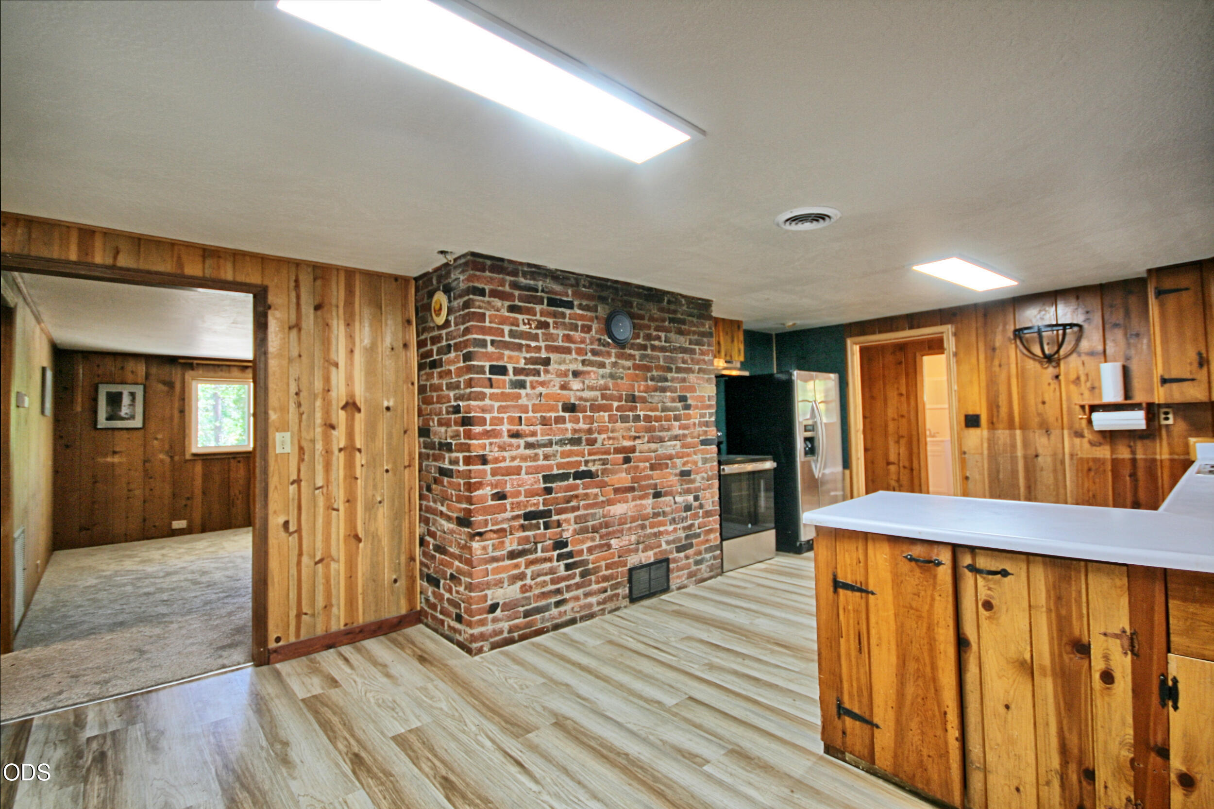 2525 Kinney Creek Road Jacksonville, OR 97530 - Photo 20 of 38 a view of a hallway with wooden floor and staircase