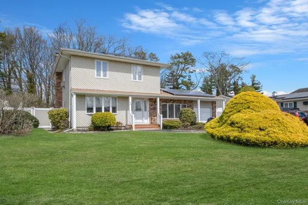 $700,000 | 51 Wexford Drive, Oakdale, NY 11769