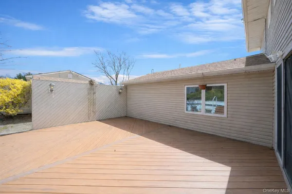 $700,000 | 51 Wexford Drive, Oakdale, NY 11769