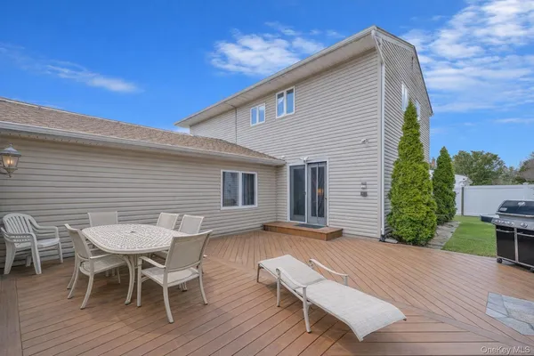 $700,000 | 51 Wexford Drive, Oakdale, NY 11769