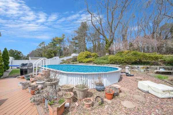 $700,000 | 51 Wexford Drive, Oakdale, NY 11769