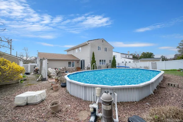 $700,000 | 51 Wexford Drive, Oakdale, NY 11769