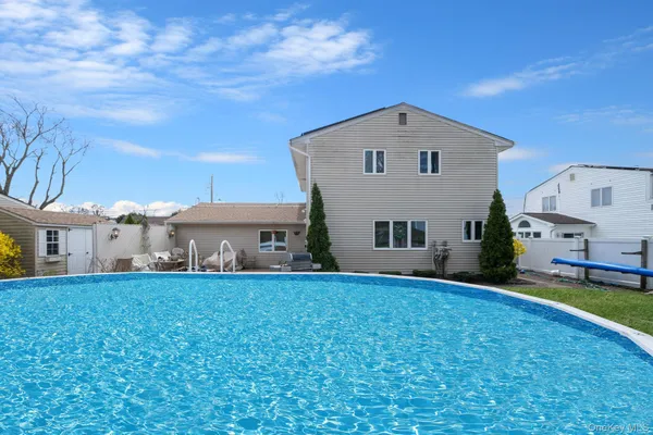 $700,000 | 51 Wexford Drive, Oakdale, NY 11769