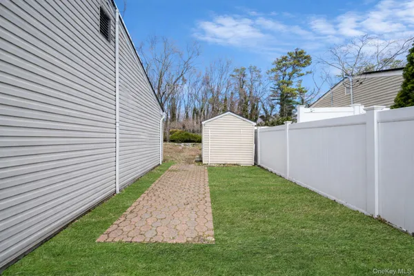 $700,000 | 51 Wexford Drive, Oakdale, NY 11769