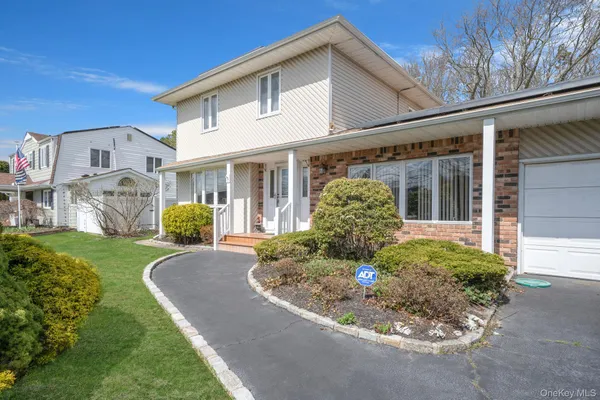 $700,000 | 51 Wexford Drive, Oakdale, NY 11769