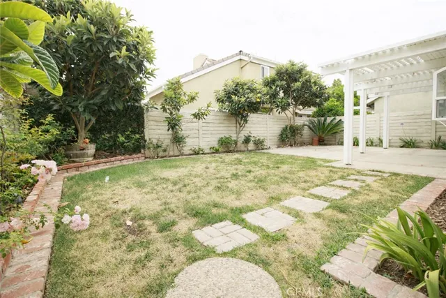 a view of back yard of the house