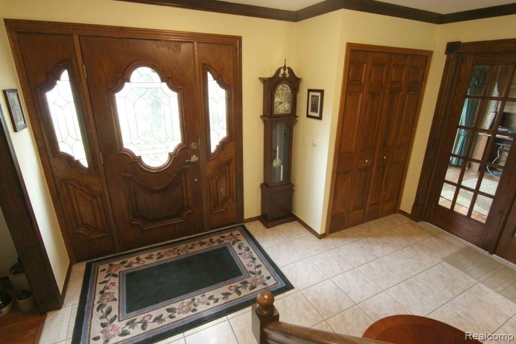 2836 Woodford Circle Rochester, MI 48306 - Photo 9 of 37 Woodford Cir Foyer.jpg