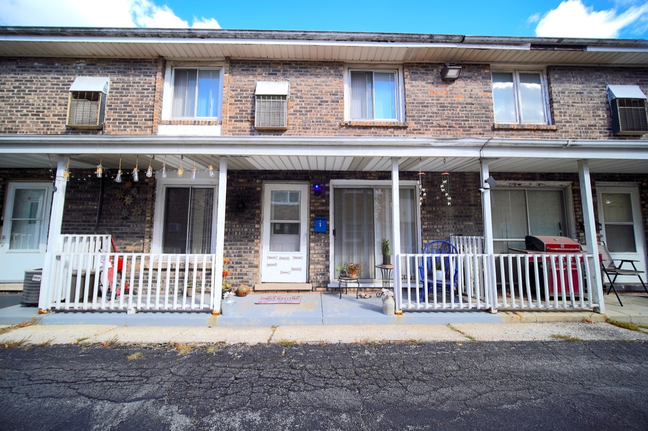 9835 South Harlem Avenue, Unit S Chicago Ridge, IL 60415 - Photo 2 of 17 a front view of a house with a garden