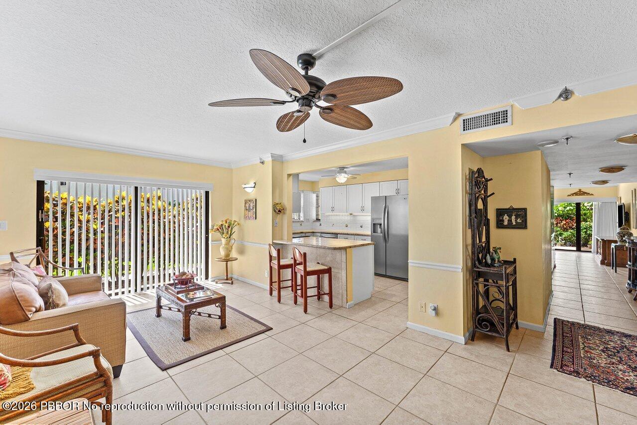 372 Golfview Road, Unit 101 North Palm Beach, FL 33408 - Photo 8 of 31 Living Area / Kitchen / Foyer